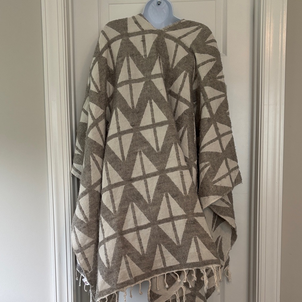 Geometric Patterned Sweater Shawl - Picture 4 of 4